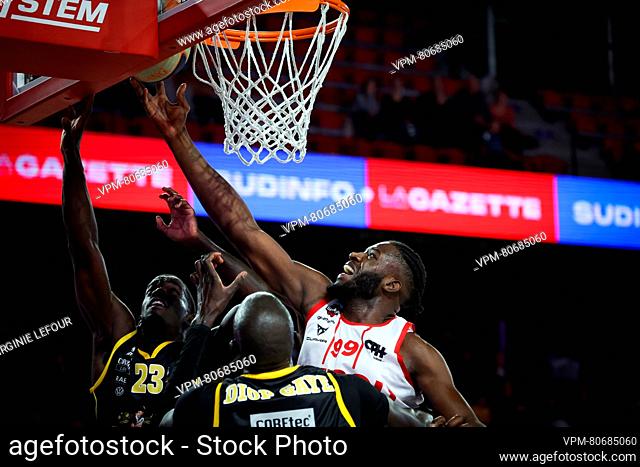 Oostende's Damien Jefferson and Spirou's Nathan Kuta fight for the ball during a basketball match between Spirou Charleroi and BC Oostende