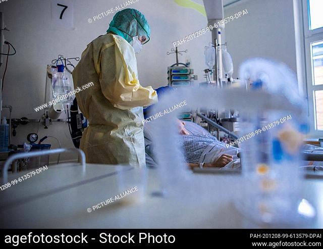 23 November 2020, Mecklenburg-Western Pomerania, Greifswald: Nurses and nursing staff work in the specially protected part of the intensive care unit of the...