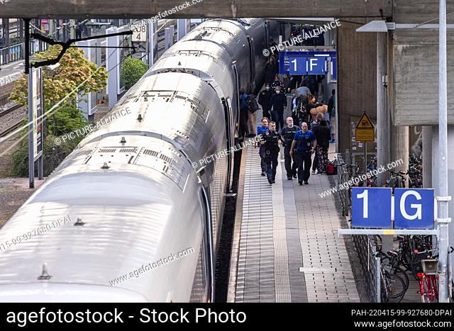 15 April 2022, Baden-Wuerttemberg, Freiburg im Breisgau: German and Swiss police officers walk along a platform at Freiburg's main train station
