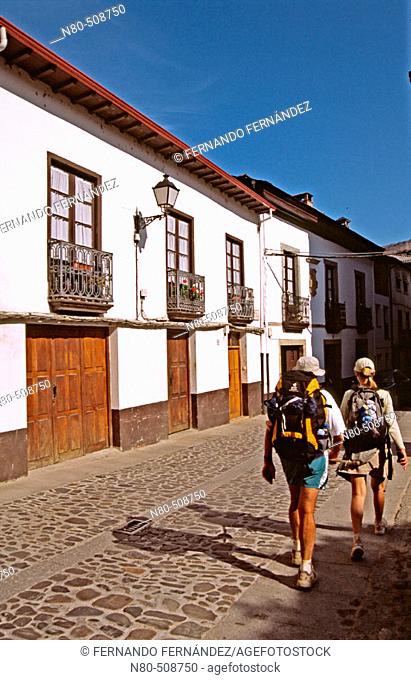 Peregrinos en la calle del Agua, Camino de Santiago, Villafranca del Bierzo, Los Ancares, León province, Castilla y León. Spain