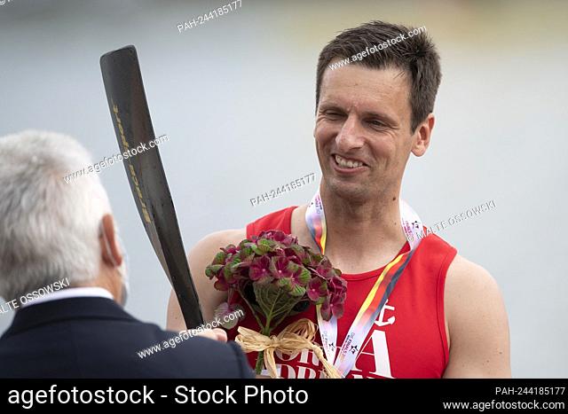 Winner Norman WEBER (Kanu Schwaben Augsburg), , jubilation, cheering, joy, cheers, award ceremony, 1st place, gold medal, winner, winner, German champion