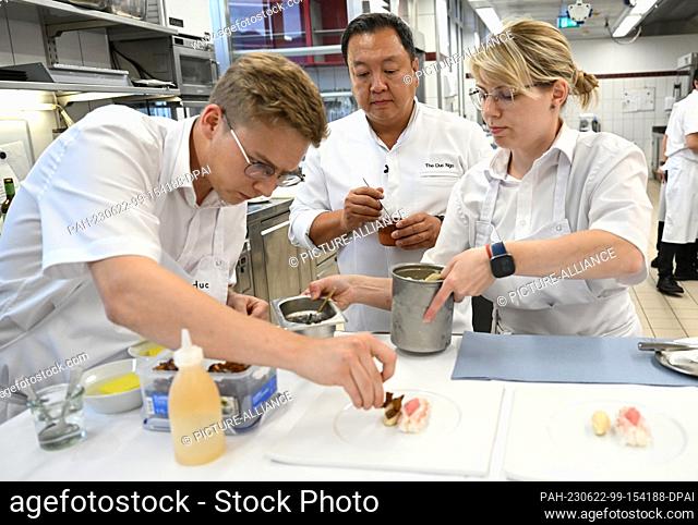 22 June 2023, Bavaria, Rottach-Egern: Top chef The Duc Ngo (M) is in the kitchen of the gourmet restaurant ""Le Duc Tegernsee""