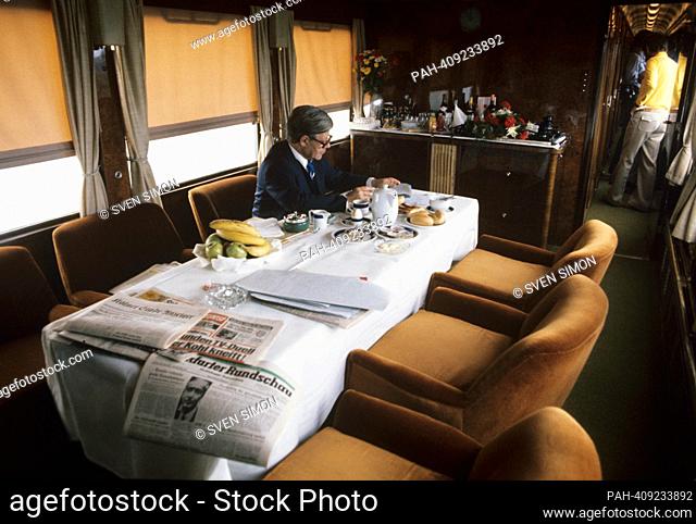 ARCHIVE PHOTO: The SPD turns 160 on May 23, 2023, Federal Chancellor Helmut Schmidt, SPD, having breakfast in a train compartment at the time of the election...