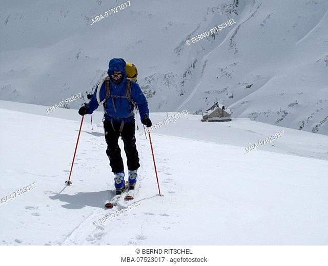 Mountaineer, ski tour to Mittlerer Guslarspitze Peak, Ötztal Alps, Tyrol, Austria