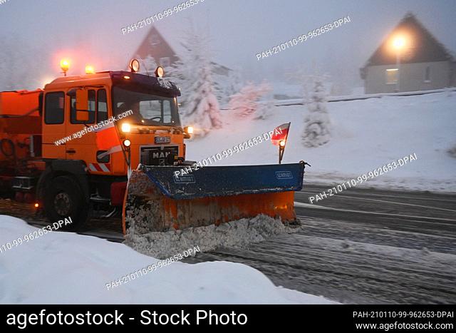 09 January 2021, Lower Saxony, Torfhaus: A winter vehicle is on the road on the federal highway 4 in the Harz mountains. In view of the partly enormous rush of...