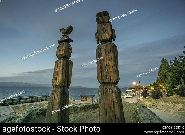Chemamules los hombres de madera, obra de Bernardo Oyarzún, San Carlos de Bariloche . provincia de Río Negro, republica Argentina, Patagonia, cono sur