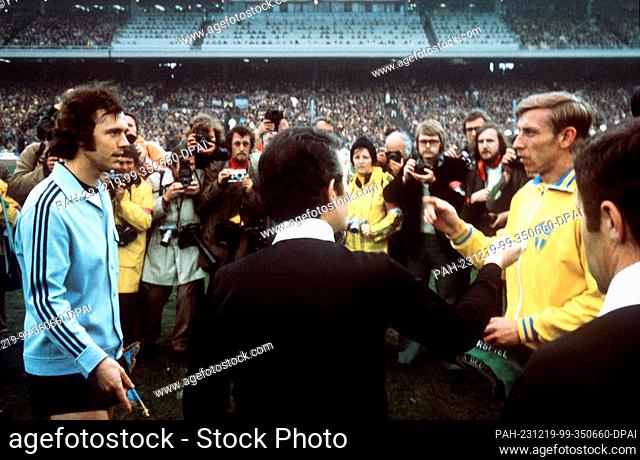 FILED - 01 May 1974, Hamburg: Before the kick-off of the international match between Germany and Sweden on May 1, 1974 in Hamburg