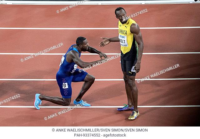 Sieger Justin Gatlin (USA/ 1.Platz) kniet vor Usain Bolt r . (JAM/ 3.Platz) nieder, Huldigung, Finale 100m der Maenner, am 05.08