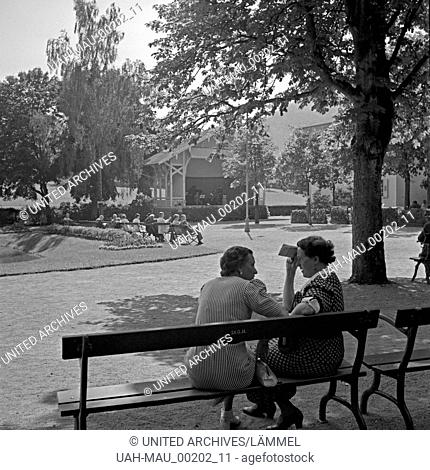Zwei Frauen auf einer Bank im Kurpark von Herrenalb im Schwarzwald, Deutschland 1930er Jahre. Two women on a bench at a park at Herrenalb in Black Forest
