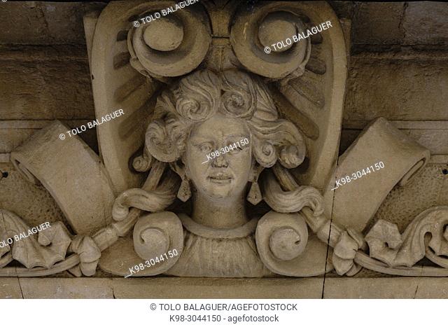 rostro femenino esculpido sobre la linde del portal enmarcado por decoración vegetal de tipo Art Nouveau, Salón Rosa, construido alrededor de los años 1910-1915
