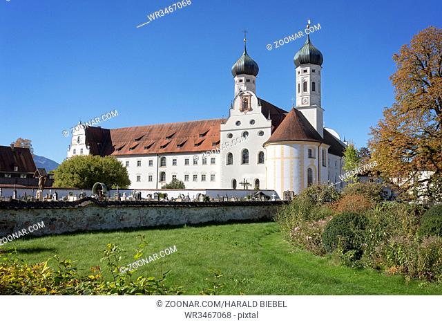 Kloster Benediktbeuern, Bayern, im Herbst