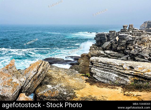 Europe, Portugal, Centro Region, Peniche Peninsula, Miradouro de Remedios, rock formations on the rocky coast