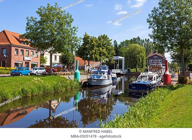 Jetty, motor ships, Westrhauderfehnkanal (canal), Rhauderfehn, Overledingerland, Eastern Frisia, Lower Saxony, Germany