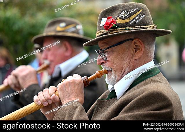 02 October 2022, Thuringia, Erfurt: The Immenstadt alphorn blowers represent the Free State of Bavaria on the State Mile and are part of the three-day citizens'...