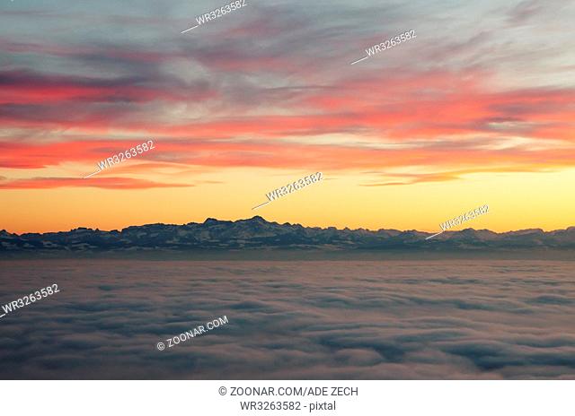 Abendrot über dem Nebelmeer am Bodensee - Inversionswetterlage mit Alpenblick