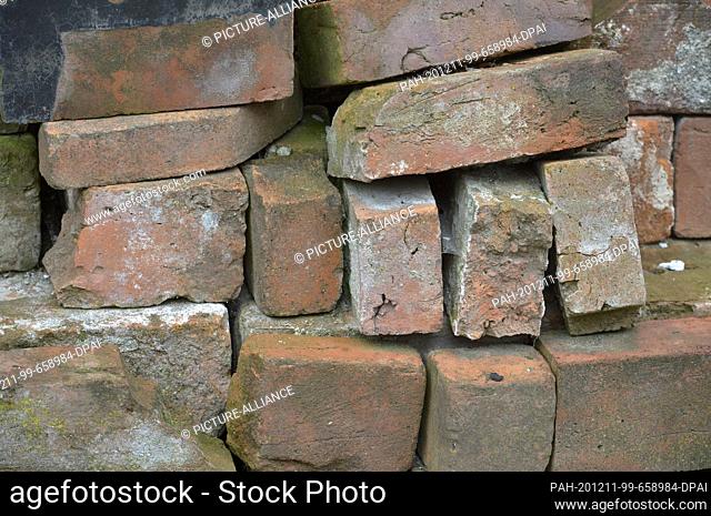 27 August 2020, Mecklenburg-Western Pomerania, Wismar: Old bricks, recovered during the renovation of the church St. Georgen in Wismar, are ready for reuse