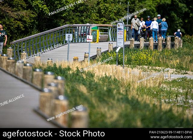 15 June 2021, Mecklenburg-Western Pomerania, Boltenhagen: Walkers are on the newly built and only partially finished dune promenade