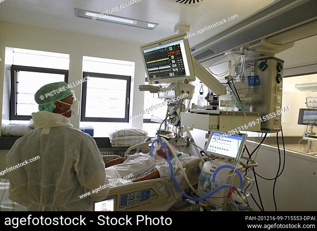 16 December 2020, Thuringia, Gera: A nurse monitors the monitors on a patient in the Covid 19 intensive care unit at SRH Waldklinikum