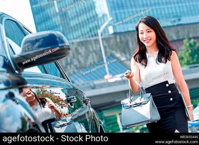 Take the car keys for the remote control car city business women