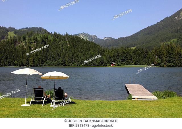 Sunshades, sun loungers, jetty on lake Spitzingsee, a mountain lake, 1084 meters above sea level, Mangfall mountains, Upper Bavaria, Bavaria, Germany, Europe