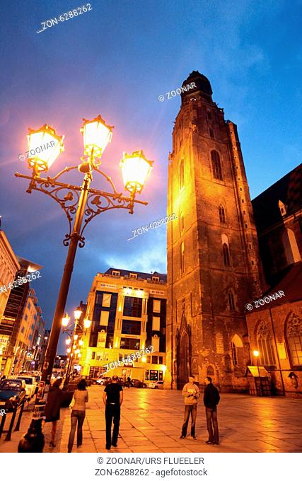 Die Elisabethkirche beim Stray Rynek Platz in der Altstadt von Wroclaw oder Breslau im westen von Polen