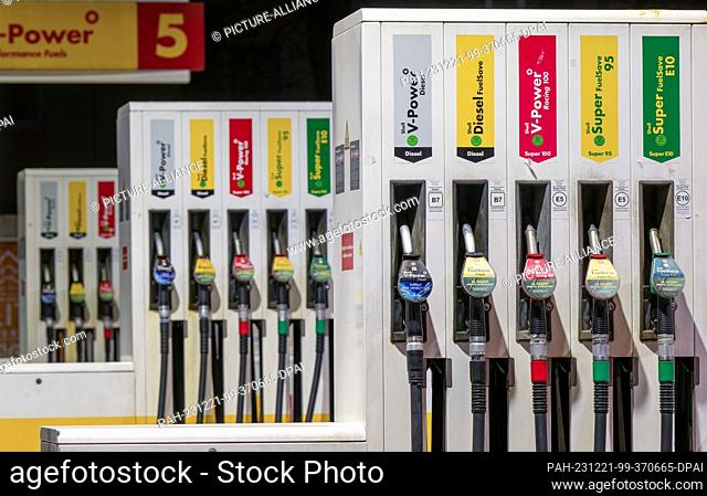 21 December 2023, Bavaria, Munich: Petrol pumps can be seen at a filling station in the Bavarian capital. Photo: Peter Kneffel/dpa