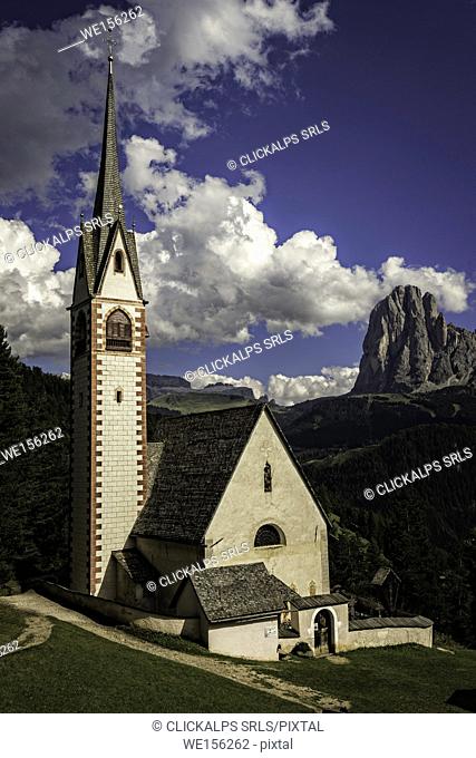 The small church of Saint Jacob, near Ortisei, Sassolungo (Langkofel) and Sassopiatto (Plattkofel) on the back, Gardena valley, Dolomites, Italy
