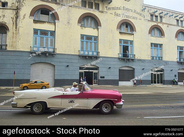 Vintage automobiles and colonial architecture, Havana, Cuba