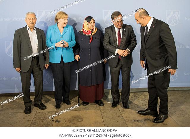 29 May 2018, Germany, Duesseldorf: Durmus Genc (L-R), the German Chancellor Angela Merkel of the Christian Democratic Union (CDU), Mevlude Genc, mother