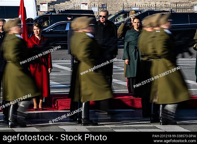 18 December 2023, Hungary, Budapest: Turkish President Recep Tayyip Erdogan (M) takes part in a wreath-laying ceremony with his Hungarian counterpart Katalin...