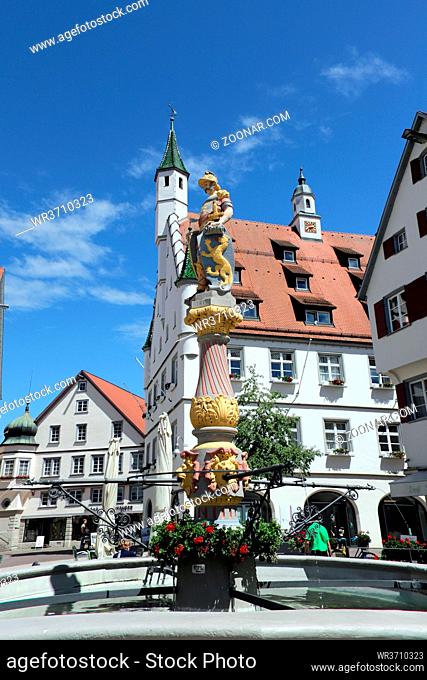 Marktbrunnen mit Ritterfigur, dahinter das historische Rathaus in der Altstadt, Biberach, Baden-Württemberg, Deutschland