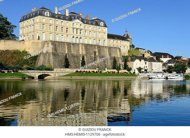 France, Sarthe, Sable sur Sarthe, the Sarthe river banks and the 18th century castle