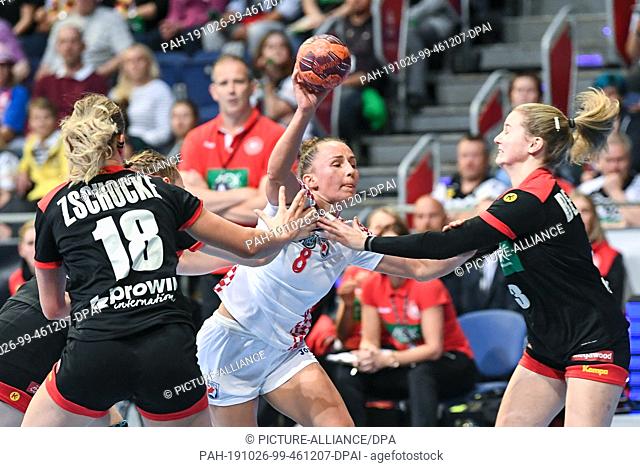 26 October 2019, Lower Saxony, Hanover: Handball, women: international, Germany - Croatia. Croatia's Stela Posavec fights her way through the defence of Mia...