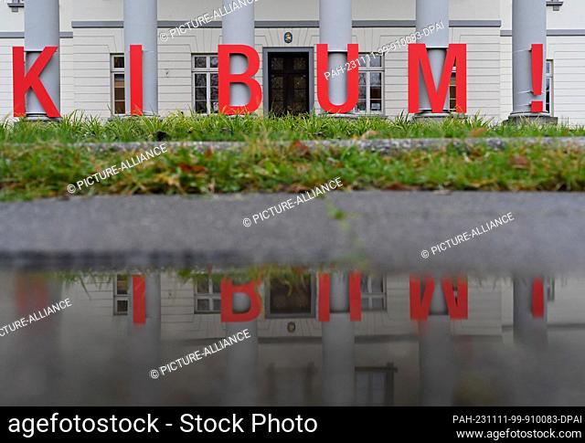 11 noviembre 2023, Baja Sajonia, Oldenburg: Grandes letras rojas con la inscripción "KIBUM" (Children's and Young People's Book Fair) están frente al edificio...