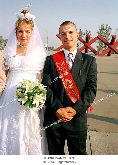 Newly weds in front of war memorial, Khimki Moscow, Moscow, Russia