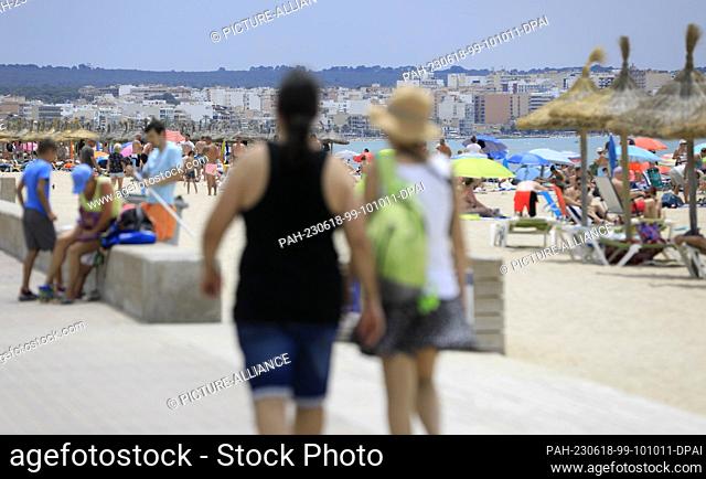 18 June 2023, Spain, Palma: People enjoy the warm temperatures on the beach of the seaside resort of S`Arenal on the Balearic island of Mallorca