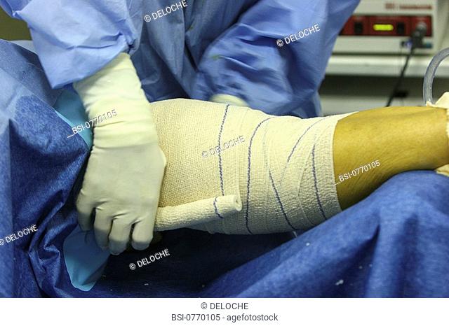 BANDAGE<BR>Photo essay from hospital.<BR>Orthopedic surgery unit at the Geoffroy Saint-Hilaire clinic in Paris. Bandaging of knee following arthroscopy