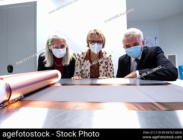 19 November 2021, North Rhine-Westphalia, Münster: Isabel Pfeiffer-Poensgen (no party affiliation, l-r), Minister of Culture and Science of North...