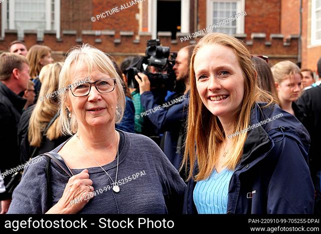 10 September 2022, Great Britain, London: Londoner Julie Bacon and her daughter stand outside St. James Palace. Thousands have come to be present when the era...