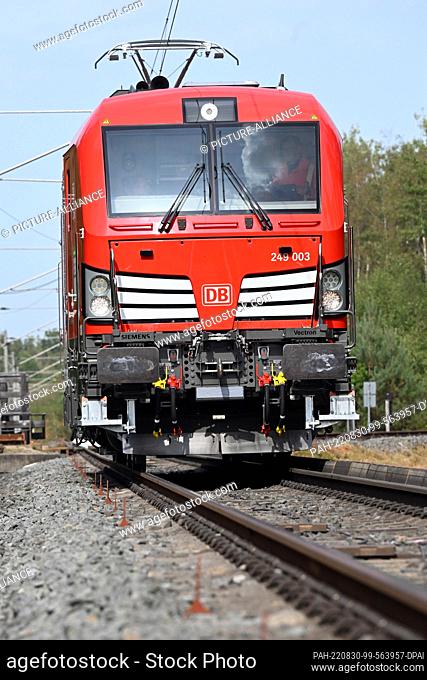 30 August 2022, North Rhine-Westphalia, Wegberg-Wildenrath: A Siemens dual-power locomotive for DB Cargo is on the rails at the test center