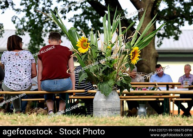 21 July 2022, Mecklenburg-Western Pomerania, Lüssow: At the traditional harvest press conference of the Mecklenburg-Western Pomerania Farmers' Association