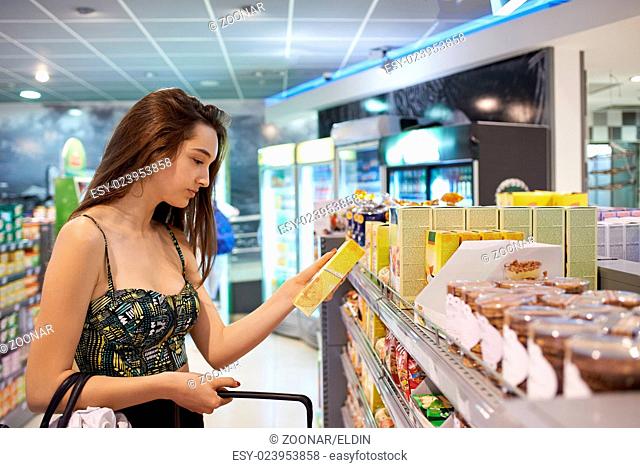 couple shopping in a supermarket