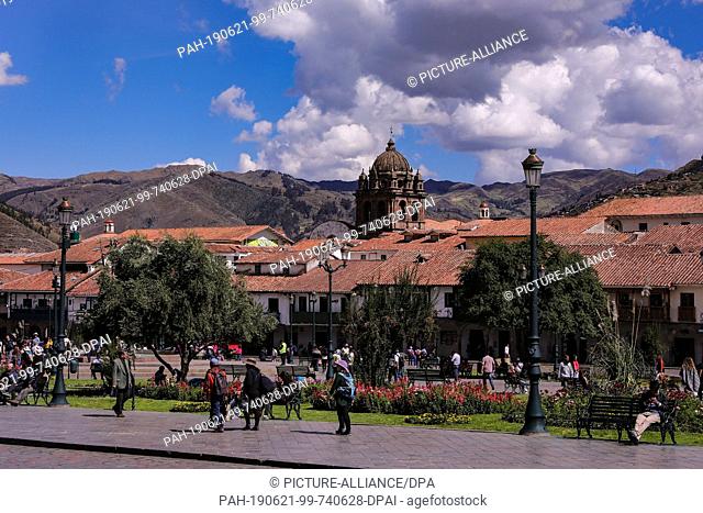 02 May 2019, Peru, Cusco: Tourists at the Plaza de Armas in the historic center of Cusco. Cusco was the capital of the Inca