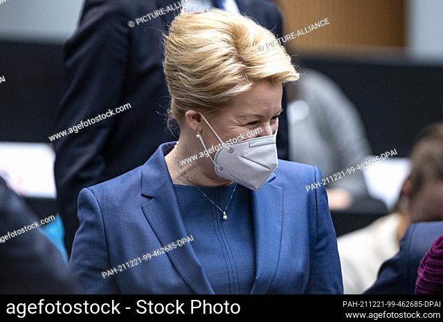 21 December 2021, Berlin: Franziska Giffey (SPD), mayor-designate of Berlin, stands in the visitors' gallery with her family in the Berlin House of...