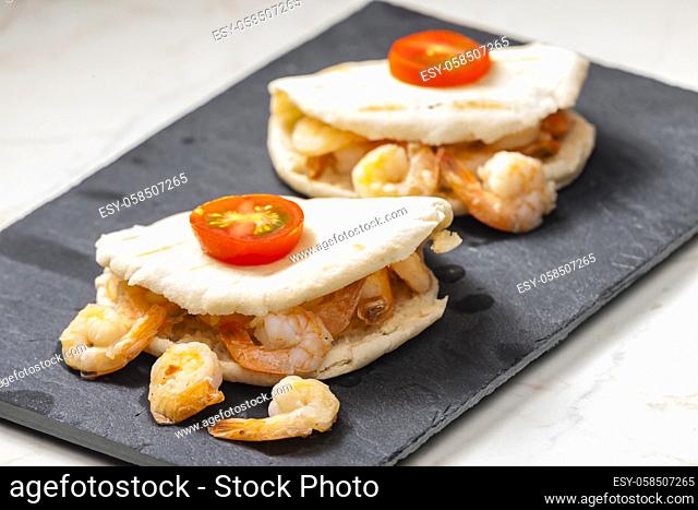 pitta bread filled with shrimps and tomatoes