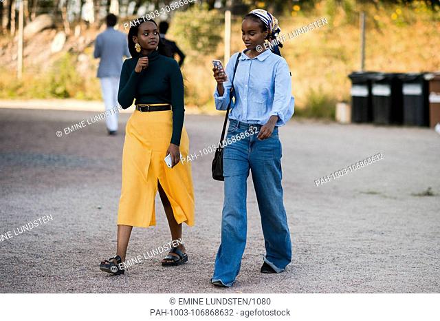 Chic showgoers walking outside during Helsinki Fashion Week - July 24, 2018 - Photo: Runway Manhattan | usage worldwide. - Helsinki/Finland