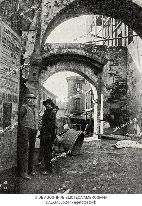 The pusterla (small door in the wall) of Fabbri, Milan, Lombardy, Italy, photograph by Treves, from L'Illustrazione Italiana, Year XXVII, No 11, March 18, 1900