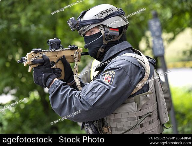 27 June 2022, Rhineland-Palatinate, Mainz: An officer of the Special Operations Command (SEK) of the Rhineland-Palatinate police takes up position with his...