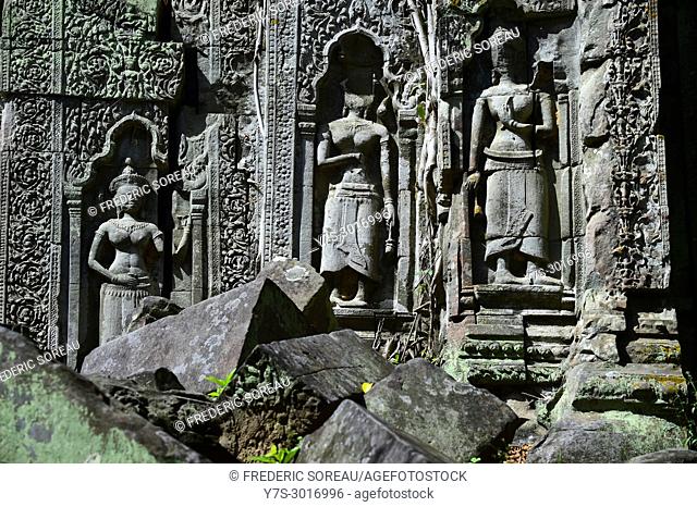 Stone carved devata statue, Beng Mealea temple ruins, Angkor, Siem Reap Province, Cambodia, South East Asia, Asia