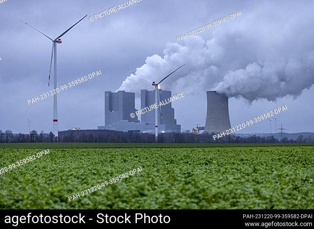 20 December 2023, North Rhine-Westphalia, Neurath: Steam rises into the morning sky from RWE Power AG's Niederaussem power plant